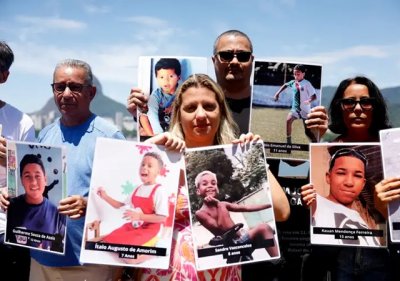 Pais participaram da manifestao na Lagoa Rodrigo de Freitas, onde a prefeitura retirou faixas. Foto: Tnia Rgo/Agncia Brasil