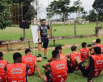 Jogadores do Operrio ouvem tcnico antes de treino (Foto: @dimoura89)