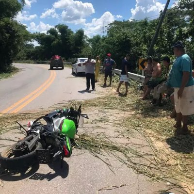 Moto aps acidente em rodovia com mato de poda espalhado (Foto: Direto das Ruas).