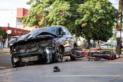 Veculo ficou com a frente bastante danificada e parou na calada de uma padaria (Foto: Clara Farias)