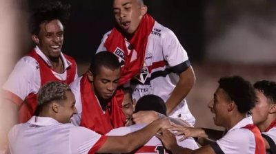 Jogadores do So Paulo comemoram gol em partida da Copinha (Foto: Guilherme Veiga/SPFC)