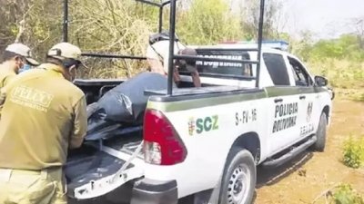 Corpos das vtimas sendo colocados em carroceria de camionete da polcia boliviana (Foto: Reproduo/Jornal El Deber)