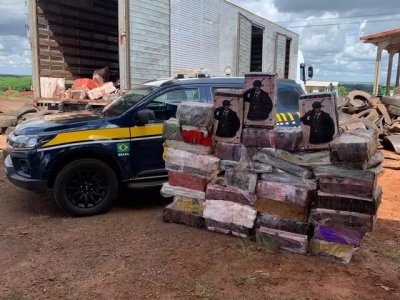 Fardos de maconha retirados de caminho-ba, apreendido hoje na MS-164 (Foto: Divulgao/PRF)