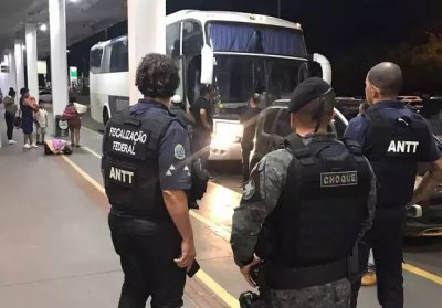 Policiais com bolivianos no aeroporto de Campo Grande. (Foto: Divulgao)