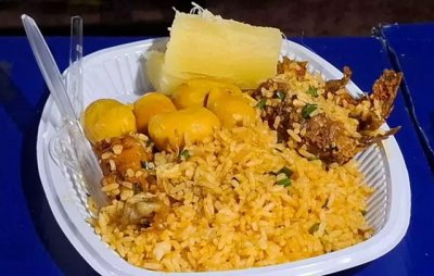 O tradicional arroz com pequi  um dos destaques da feira. (Foto: Jairton Bezerra).