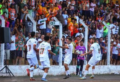 Jogadores do Naviraiense comemorando vitria no Estdio Viroto (Foto: Anderson Menezes/@polygon_fotografia)