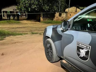 Viatura da PM em frente ao local onde ocorreram os fatos. (Foto: Sidney Assis)