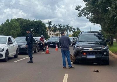 Veculo oficial danificado parado na pista e trnsito congestionado (Foto: Clara Farias)