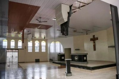 Telhado de igreja desabou durante chuva. (Foto: Henrique Kawaminami)