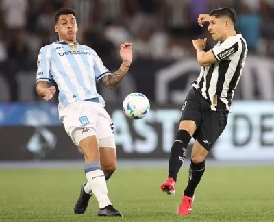 Jogadores disputam a posse da bola no gramado do Nilton Santos. (Foto: Vitor Silva/Botafogo).