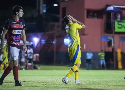 Jogador do Dourados deixa a partida frustrado com derrota. (Foto: Marcelo Berton/FFMS)