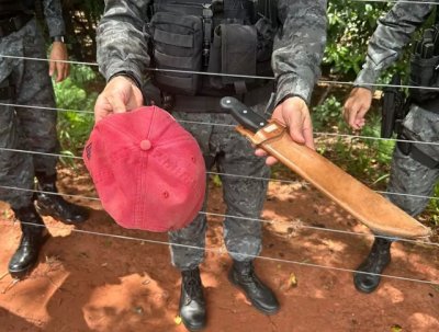 Policial mostra o faco utilizado pelo bandido para roubar a mulher (Foto: Fernanda Palheta)