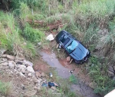 Carro destrudo aps cair em crrego. (Foto: Jardim MS News)