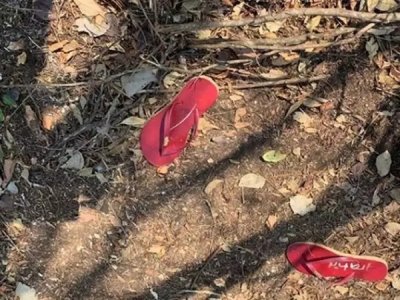 Chinelo da vtima foram encontrados prximo ao corpo (Foto: Arquivo | Dirio Corumbaense)