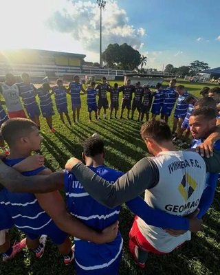 Jogadores do Ivinhema reunidos no gramado do Estdio Saraivo (Foto: Divulgao)