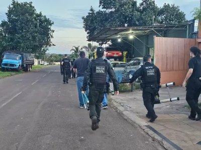 Policiais civis durante cumprimento dos mandados na tera-feira (Foto: Divulgao | PCMS)