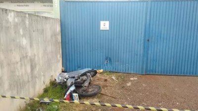 Local onde motociclista morreu aps bater em porto de empresa (Foto: Leandro Holsbach)