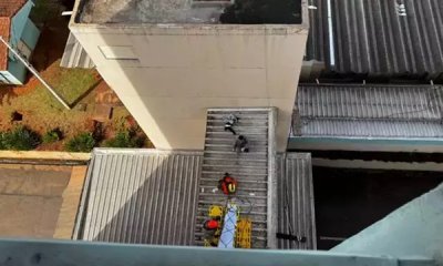 Bombeiros retirando o corpo da vtima do primeiro andar (Direto das Ruas)