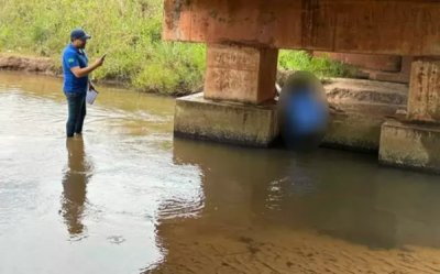 Corpo da vtima entre as vigas de concreto da ponte (Foto: Jornal da Nova)