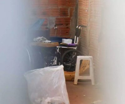 Cadeira de rodas no quintal da casa onde vtima mora. (Foto: Henrique Kawaminami).