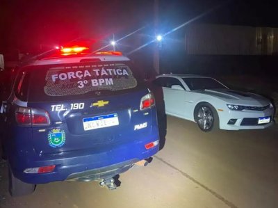 Camaro branco foi apreendido aps condutor ser preso embriagado. (Foto: Reproduo/3BPM)