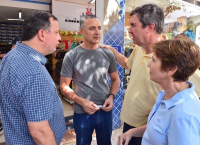 Riedel durante caminhada com Tereza Cristina e Odilon Ribeiro em Aquidauana