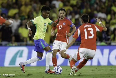 Jogadores disputam a posse da bola no gramado do Maracan. (Foto: Rafael Ribeiro/CBF)