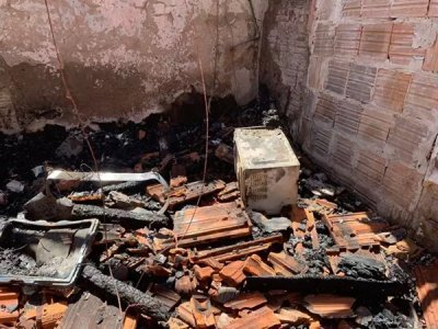 Cmodo destrudo pelas chamas; mveis e micro-ondas ficaram completamente carbonizados (Foto: Dayene Paz)