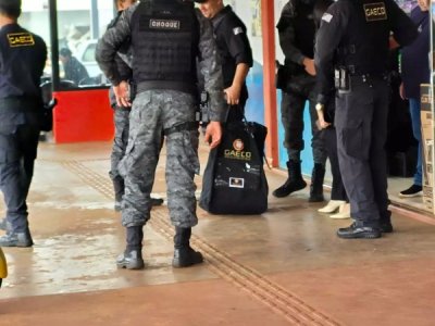 Documentos apreednidos pelo Gaeco em Sidrolndia (Foto: Marcos Maluf)