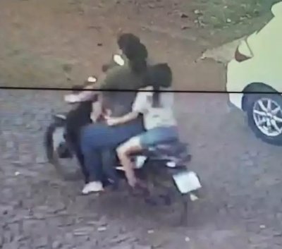 Me conduzia motocicleta sem capacetes e sem habilitao. (Foto: Reproduo/ltima Hora)