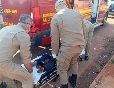 Vtima sendo socorrida por equipe do Corpo de Bombeiros (Foto: Vale do Ivinhema)