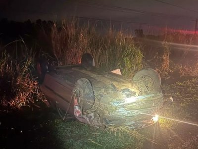 Celta capotado aps bater em Palio na BR-163, em Dourados (Foto: Divulgao)