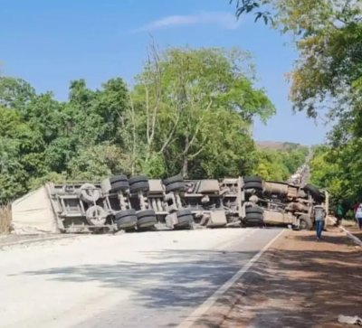 Carreta tombada impedindo o trnsito na BR-262 (Foto: Divulgao/PRF)