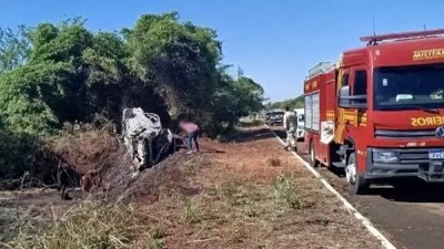 Carro totalmente queimado s margens da pista (Foto: 24h News)