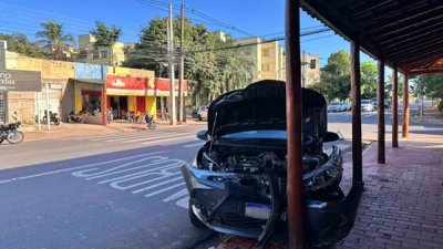 Bombeiro conduzia um Toyota Yaris quando atingiu o pilar. (Foto: Mariana Pesquero, Midiamax)