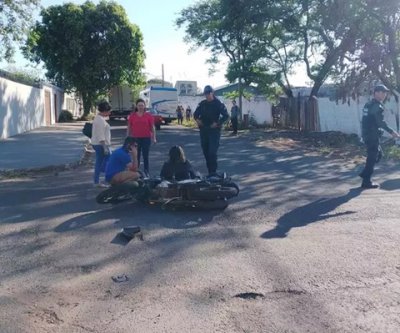 Motorista, Polcia Militar e usurios do transporte coletivo ajudando motociclista que se envolveu em acidente (Foto: Direto das Ruas)