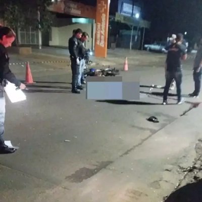 Corpo da vtima no cho da via onde ocorreu acidente (Foto: Direto das Ruas)