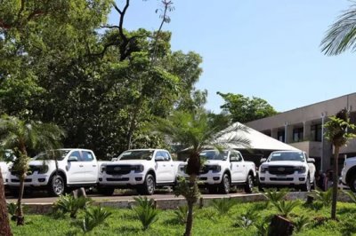 Caminhonetes entregues aos municpios na manh desta segunda-feira (Foto: Osmar Veiga)