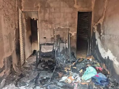 Quitinete totalmente danificada pelas chamas (Foto: Marcos Maluf)