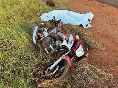 Moto destruda e corpo da vtima coberto por lenol. (Foto: Ivinotcias).