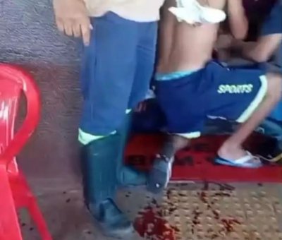 Testemunhas socorrendo a vtima de facadas. (Foto: Cenrio MS)