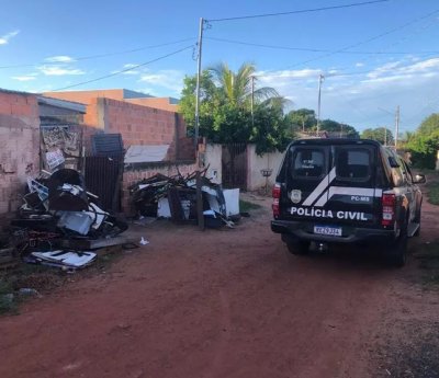 Viatura da pol�cia no local onde a v�tima caiu e morreu. (Foto: Sidney Assis, de Coxim)