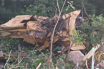 Colheitadeira e caminh�o ficaram destru�dos ap�s a queda na serra (Foto: Corpo de Bombeiros)