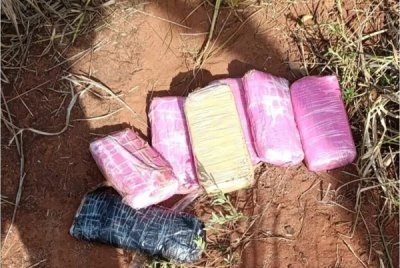 Parte da droga que foi arremessada para fora do ve�culo com a batida (Foto: Rio Brilhante em Tempo Real)