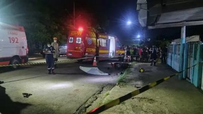 Motociclista ca�do no ch�o ap�s ser atingido por carro (Foto: Corumb� 247)