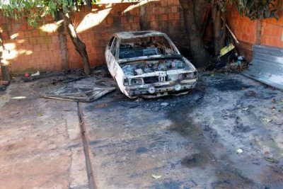 Carro do autor do homic�dio totalmente incendiado (Foto: Juliano Almeida)
