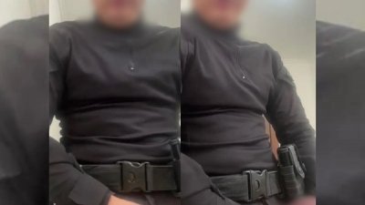 Policial de farda e em hor�rio de servi�o fez chamada de v�deo para a jovem. (Reprodu��o)