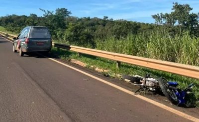 Moto destru�da e carro da funer�ria no local do acidente. (Foto: Jardim MS News)