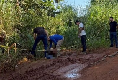 INVESTIGA��O Corpo de mulher � encontrado �s margens de estrada com perfura��o na testa 24 mar�o 2026 - 09h08Por Da Reda��o  A suspeita � que o cad�ver tenha sido abandonado �s margens da pista na noite de segunda-feira - Cr�dito: Bruna Marques/Campo