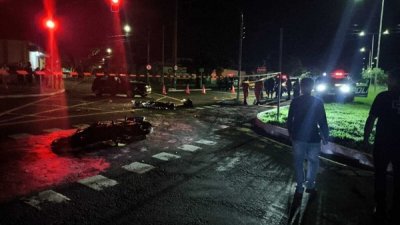 Motocicleta e corpo do militar no cruzamento onde acidente aconteceu (Foto: Direto das Ruas)